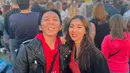 Bahkan, penampilan Bimbim Slank dan sang istri begitu kompak menggunakan busana berwarna merah serta jaket hitam saat menonton konser bersama. Keduanya sering mengunggah momen bersama di akun Instagram masing-masing. (Liputan6.com/IG/@realmemi)