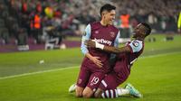 Selebrasi pemain West Ham United, Edson Alvarez (kiri) dan Mohammed Kudus, setelah mencetak gol ke gawang Freiburg dalam laga pamungkas fase Grup A Europa League 2023/2024 yang berlangsung di London Stadium, Jumat (15/12/2023). (AP Photo/Kirsty Wigglesworth)