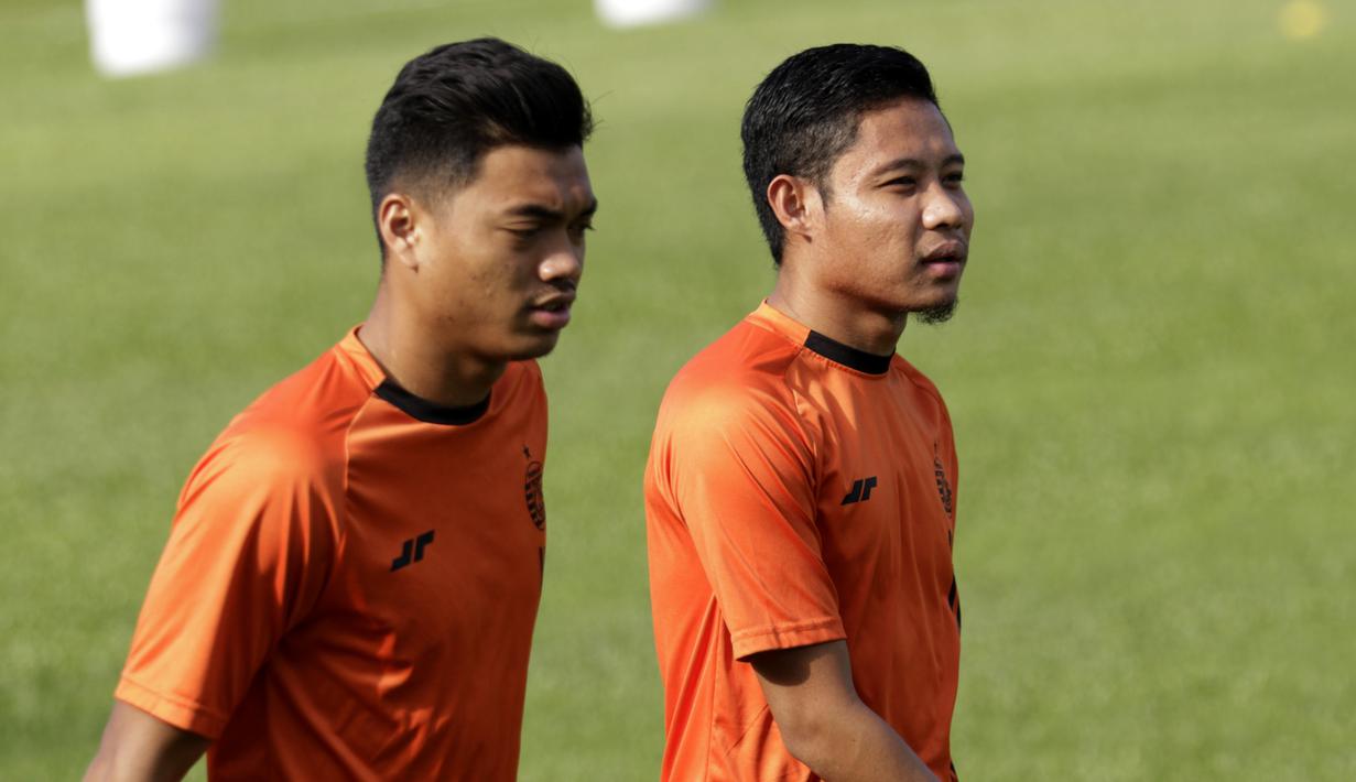 Pemain Persija Jakarta, Evan Dimas, saat melakukan latihan di Lapangan Sutasoma, Jakarta, Rabu(28/1/2020). Gelandang Timnas Indonesia ini menjalani latihan terpisah karena masih pemulihan cedera. (Bola.com/M Iqbal Ichsan)