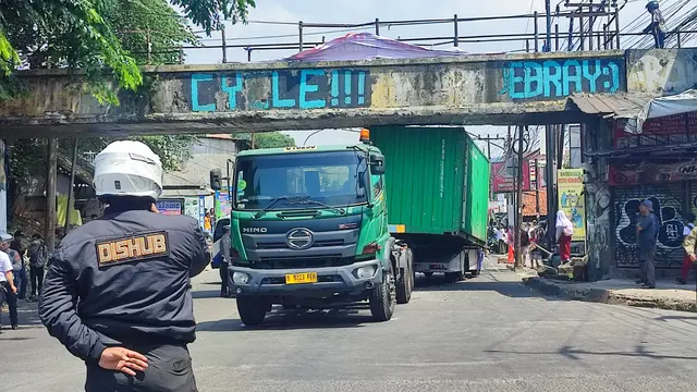 Truk Kontainer Tersangkut Talang Air dan Timpa Mobil di Kota Bogor, Lalu Lintas Lumpuh