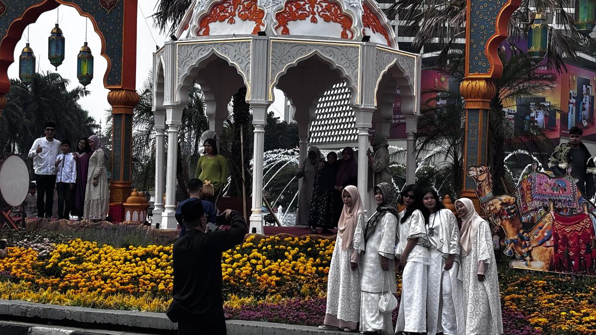 Rahmat dan Keluarga Bergegas dari Bogor untuk Foto Idulfitri di Bundaran HI