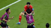 Pemain Korea, Son Heung-min (atas) merayakan golnya ke gawang Jerman ,pada laga grup F Piala Dunia 2018 di Kazan Arena, Kazan, Rusia, (27/6/2018). Korea menang atas Jerman 2-0. (AP/Sergei Grits)