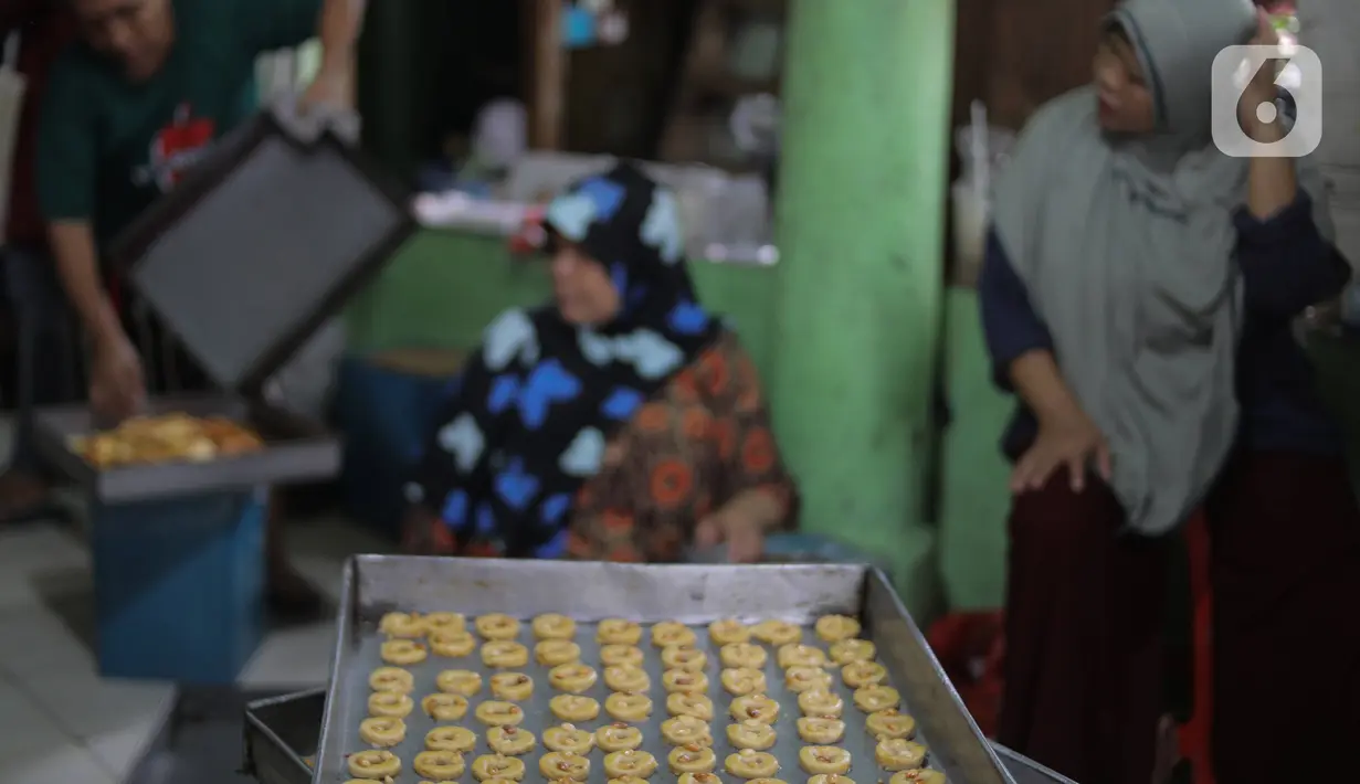 Kue kering ini menjadi hidangan yang dicari masyarakat saat bulan Ramadhan dan Idul Fitri. (Liputan6.com/Herman Zakharia)