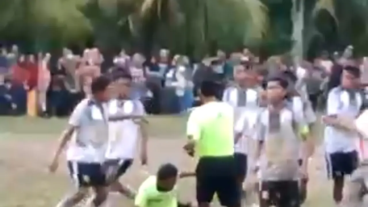Seorang wasit sepak bola nasional asal Kabupaten Muna, pingsan dan masuk rumah sakit usai kena pukulan penonton di laga sepakbola antara tim Baubau dan Buton pada event Porprov Buton.(Liputan6.com/Ahmad Akbar Fua)