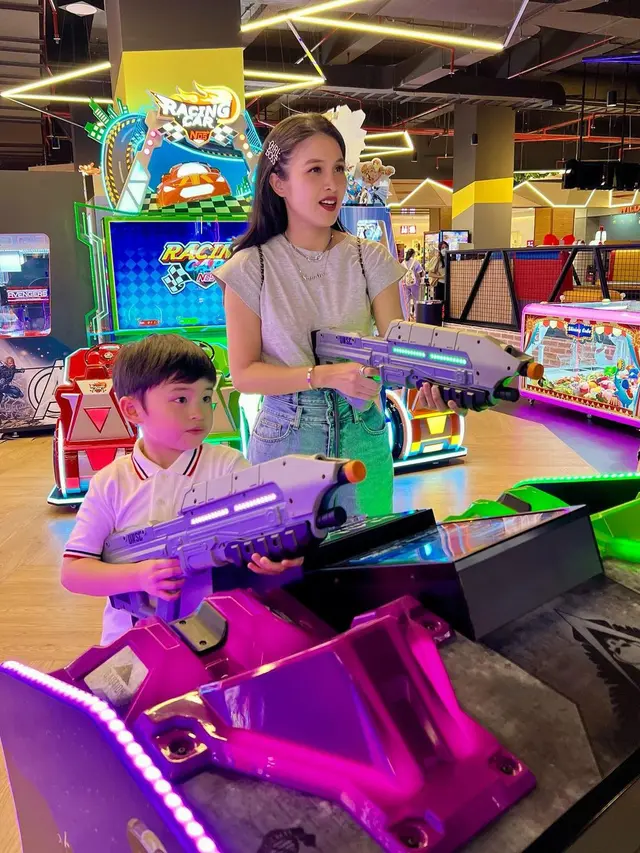 6 Potret Sandra Dewi Saat Main Bersama Anak Pertamanya Raphael Moeis