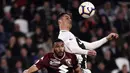 Striker Juventus, Cristiano Ronaldo, berusaha melewati bek Torino, Bremer Gleison, pada laga Serie A di Stadion Allianz, Turin, Jumat (3/5). Kedua klub bermain imbang 1-1. (AFP/Marco Bertorello)