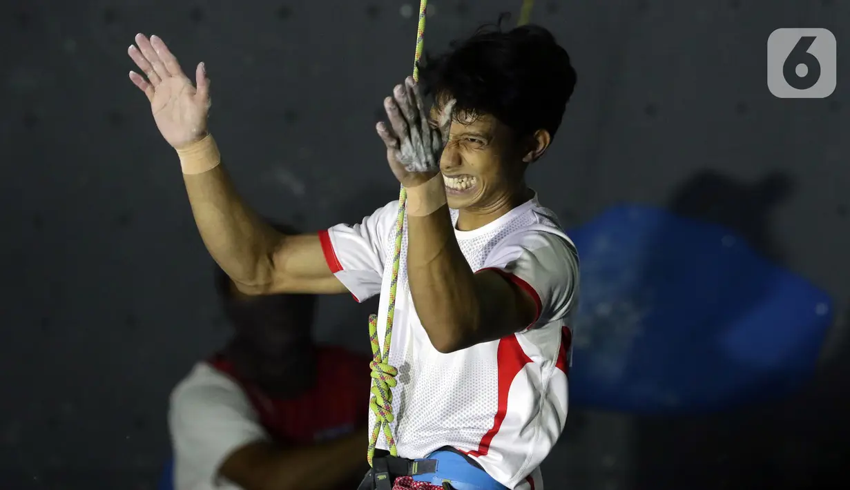Atlet panjat tebing putra Indonesia, Raviandi Ramadhan meluapkan ekspresi usai babak final kategori lead Kejuaraan Dunia Panjat Tebing 2022 seri Jakarta, Senin (26/9/2022). Raviandi Ramadhan menempati posisi kedelapan dengan poin 22+ di final lead putra Kejuaraan Dunia Panjat Tebing 2022 seri Jakarta. (Liputan6.com/Helmi Fithriansyah)