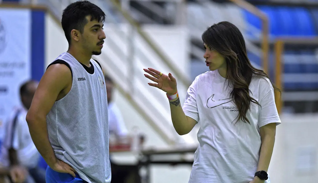 Fatima telah menjadi asisten pelatih tim bola basket putri Bahrain selama beberapa tahun sebelum menjadi asisten pelatih di Klub Al Najma. (AFP/Mazen Mahdi)