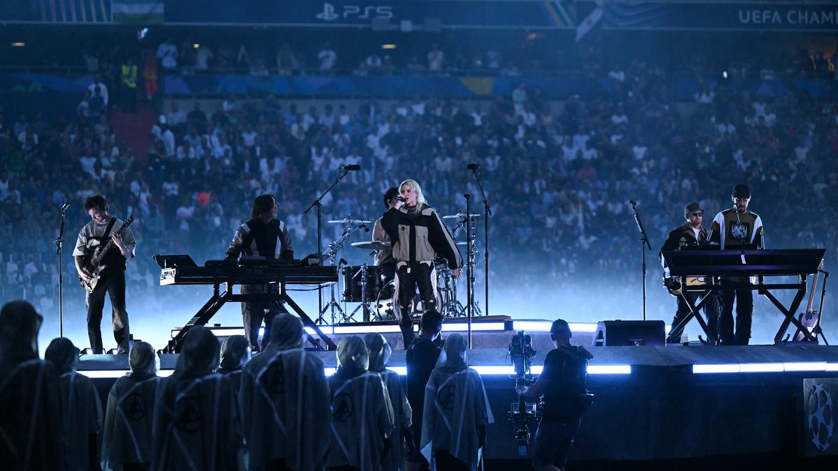 Linkin Park Tampil Jelang Final Liga Champions, Legenda Sepak Bola Belanda Kecam UEFA: Tidak Peduli Fokus Pemain!