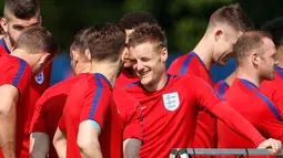 Jamie Vardy tertawa saat berbincang dengan rekan-rekannya saat latihan di Stade des Bourgognes, Chantilly, Inggris (6/7). Arsene Wenger kabarnya sangat berharap Vardy bisa menjadi pemain Arsenal sebelum Piala Eropa 2016 dimulai. (REUTERS/Lee Smith)