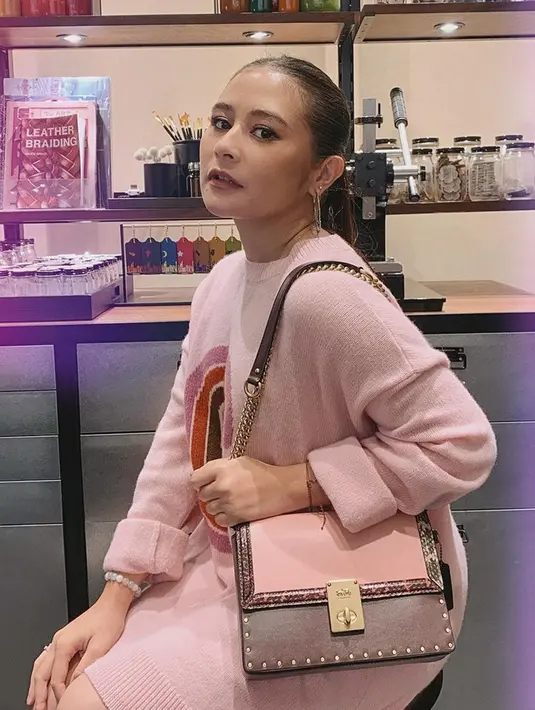 Pakai makeup terkesan natural, gaya bintang film "My Lecturer My Husband" ini dengan outfit pink serta tas selempang warna senada ini bisa jadi inspirasi OOTD sehari-hari.(Liputan6.com/IG/@prillylatuconsina96)