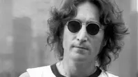 John Lennon adalah seorang penyanyi kelahiran Inggris