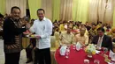 Ketua Fraksi Partain Golkar Robert Kardinal menyerahkan nasi tumpeng kepada Ketua DPR Bambang Soesatyo saat Tasyakuran ke-50 Fraksi Partai Golkar DPR RI di Senayan, Jakarta, Selasa (13/2). (Liputan6.com/JohanTallo)