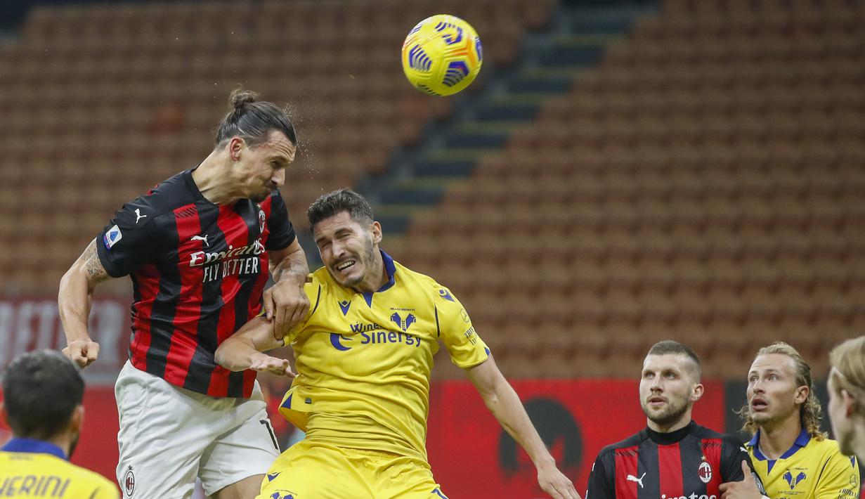 Striker AC Milan, Zlatan Ibrahimovic, membuat gol lewat tandukan kepala ke gawang Hellas Verona di masa injury time babak kedua dalam lanjutan Liga Italia Serie A pekan ke-7 di Stadion San Siro, Milan, Senin (9/11/2020). AC Milan bermain imbang 2-2 dengan Hellas Verona.(AP Photo/Antonio Calanni).