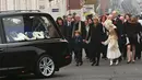 Keluarga Dave Phillips (depan) saat ikut dalam upacara pemakaman di Gereja Anglican, Liverpool, Inggris, Senin (2/11/2015). Upacara pemakaman dilakukan sebagai penghormatan untuk Dave Phillips. (REUTERS/Darren Staples)