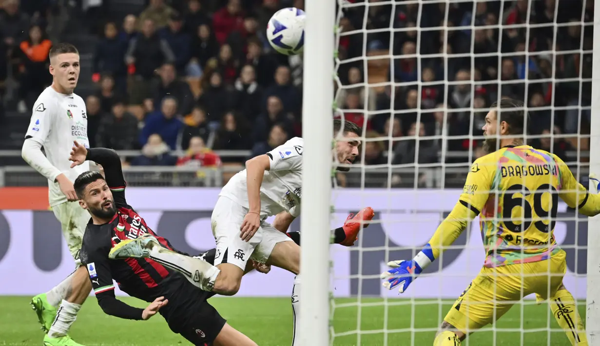Gol Giroud juga memastikan kemenangan AC Milan atas Spezia dengan skor 2-1. Ia menjebol gawang tim tamu dengan tendangan voli memaksimalkan umpan Sandro Tonali. (Massimo Paolone/LaPresse via AP)