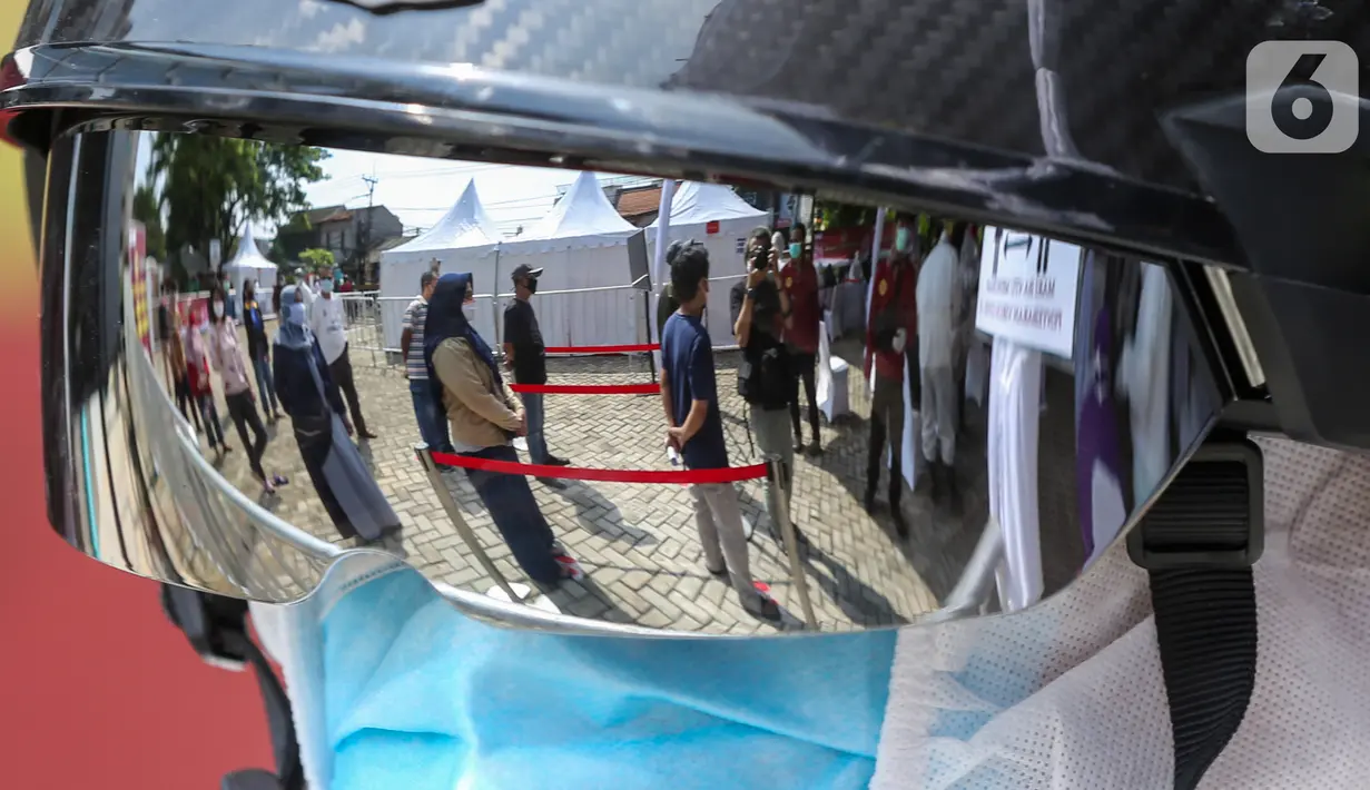 Warga antre untuk mengikuti rapid test massal di Kantor Kelurahan Pondok Betung, Tangerang Selatan, Kamis (14/5/2020). Rapid test massal Covid-19 yang diselenggarakan Badan Intelijen Negara (BIN) untuk memastikan positif atau tidaknya warga terjangkit Covid-19. (Liputan6.com/Fery Pradolo)
