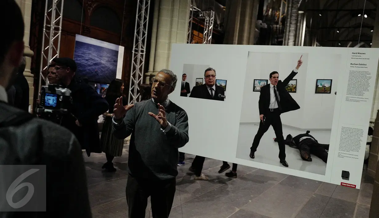 Pengunjung mengambil gambar didepan karya foto yang dipajang dalam pameran World Press Photo Festival 2017 di De Nieuwe Kerk, Amsterdam, Belanda, Jumat (21/4). (Liputan6.com/Immanuel Antonius)