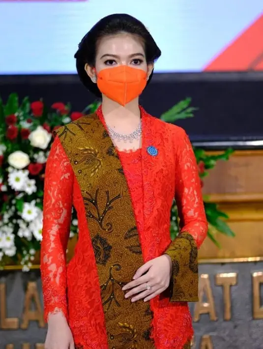 Aura cantiknya ibu Jan Ethes ini semakin terlihat saat memakai kebaya merah. Ia berhasil memesona banyak orang dengan kebaya merah yang dikenakannya. Potret Selvi pakai kebaya merah ini terlihat saat dampingi Gibran ketika dilantik jadi Wali Kota Solo. (Liputan6.com/IG/selvi_gibran)