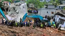 Tentara Sri Lanka menggunakan alat berat untuk menyelamatkan para korban yang terperangkap gunungan sampah di Meetotamulla, dekat ibukota Kolombo, Minggu (16/4). Sedikitnya 23 orang tewas dan enam orang dilaporkan hilang. (AP Photo/Eranga Jayawardena)