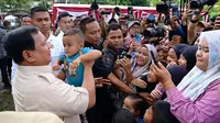 Momen Prabowo Sapa Warga dan Gendong Anak-Anak Usai Nyoblos Pilkada Jawa Barat
