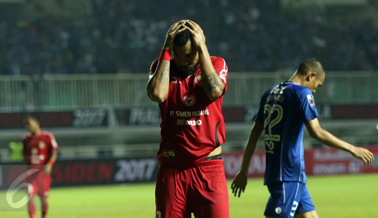 Penyerang Semen Padang, Marcel Sacramento memegang kepala usai gagal memanfaatkan peluang saat laga perebutan tempat ketiga Piala Presiden 2017 melawan Persib di Stadion Pakansari, Kab Bogor, Sabtu (11/3). (Liputan6.com/Helmi Fithriansyah) 