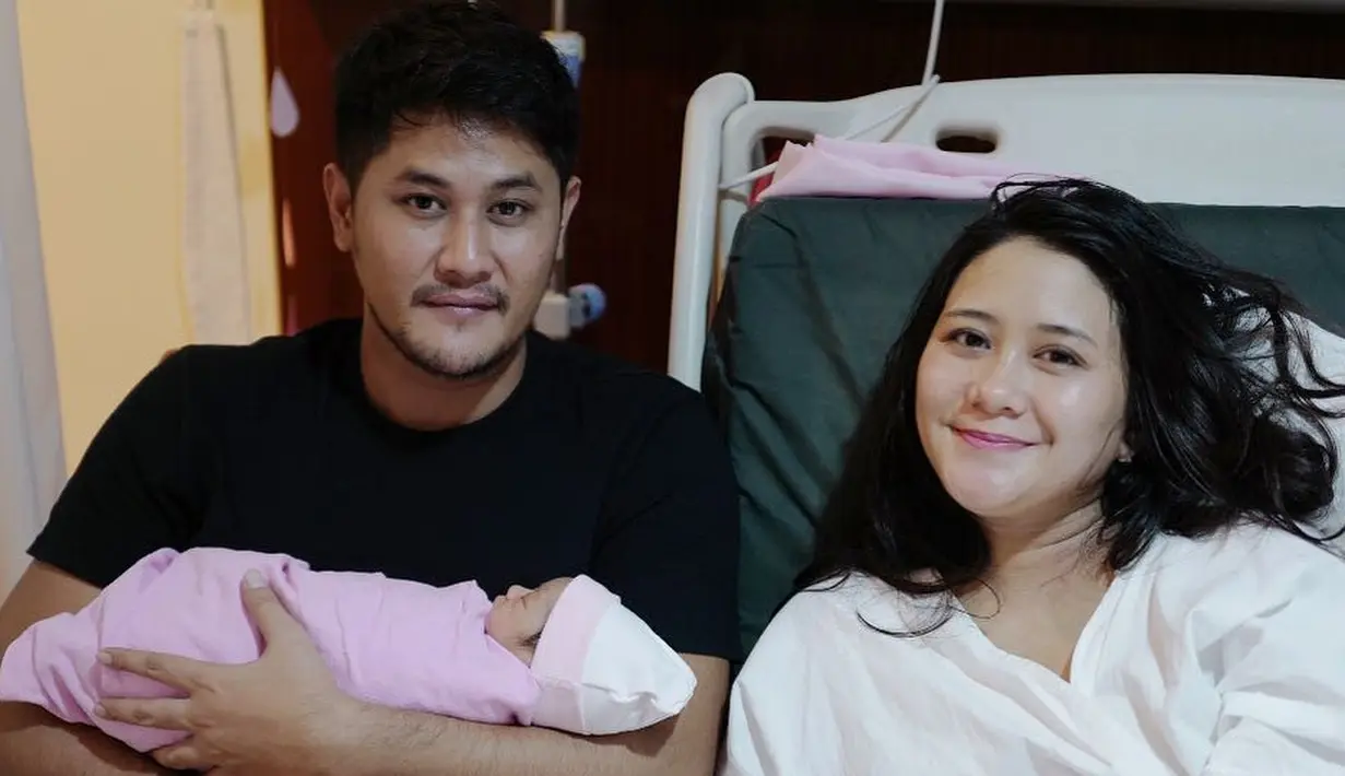 Beberapa foto diunggah di akun Instagram keduanya dan menjadi bukti kemesraan Ryanda dan Puadin Redi ini terus bertambah dengan hadirnya anak pertama mereka. (Instagram/ryana_dea)