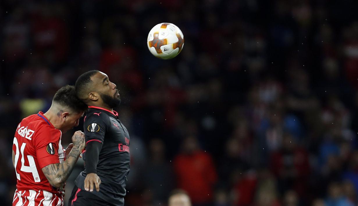 Duel pemain Atletico, Jose Maria Gimenez (kiri) dengan pemain Arseal, Alexandre Lacazette pada semifinal Liga Europa di Wanda Metropolitano stadium, Madrid, (3/5/2018). Atletico menang 1-0. (AP/Francisco Seco)