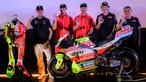 Menjelang Moto GP Mandalika 2025, Pertamina Enduro VR46 meluncurkan livery spesial untuk balapan kandang mereka. (Bola.com/Bagaskara Lazuardi)