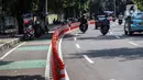 Kendaraan melintasi "stick cone" pembatas jalur sepeda di kawasan Pejompongan, Jakarta, Selasa (29/11/2022). Pemprov DKI Jakarta kembali mengganggarkan dana untuk perawatan jalur dan evaluasi pembatas sepeda pada rancangan APBD tahun anggaran 2023 sebesar Rp7,5 miliar setelah sebelumnya sempat dicoret dari anggaran dan menuai kecaman dari sejumlah pihak. (Liputan6.com/Johan Tallo)