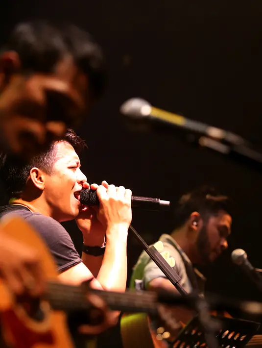 Tak ada penonton yang tak mengenal tembang ‘Ada Apa Denganmu’, lagu ini pun dibawakan sebelum break interval pertama. Semua penonton ikut bernyanyi bersama dengan hentakan drum . (Andy Masela/Bintang.com)