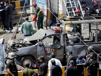 Polisi mengamankan lokasi ledakan di luar tempat suci umat muslim Sufi, Lahore, Pakistan, Rabu (8/5/2019). Setidaknya tiga orang tewas dan 15 lainnya terluka akibat ledakan di masjid Sufi tertua di Pakistan tersebut. (REUTERS/Mohsin Raza)