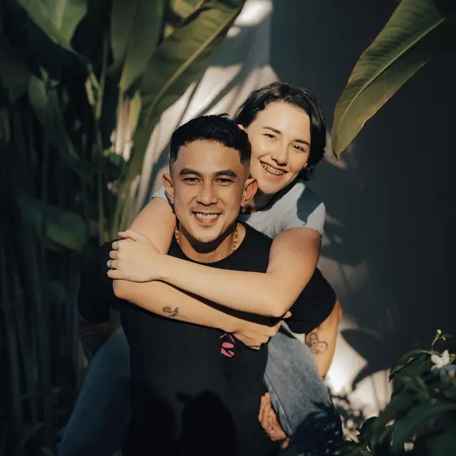 Rayakan Anniversary ke-6, Ini 6 Potret Manis Fandy Christian dan Dahlia Poland