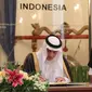 Menteri Luar Negeri Arab Saudi, Adel bin Al-Jubeir (kiri) didampingiMenteri Luar NegeriRepublik Indonesia, Retno Marsudimenandatangani buku tamu jelang pertemuan bilateral di Jakarta, Selasa (23/10). (Liputan6.com/Helmi Fithriansyah)