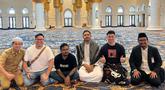 Setelah membuat heboh masyarakat Solo dengan demo memasak di Kampung Ramadan Solo, Chef Alrnold dan lainnya juga mengunjungi Masjid Raya Sheikh Zayed Solo. Juri Master Chef Indonesia itu mengunggah fotonya saat berada di masjid yang diresmikan pada 14 November 2022 itu. (Liputan6.com/IG/@arnoldpo)