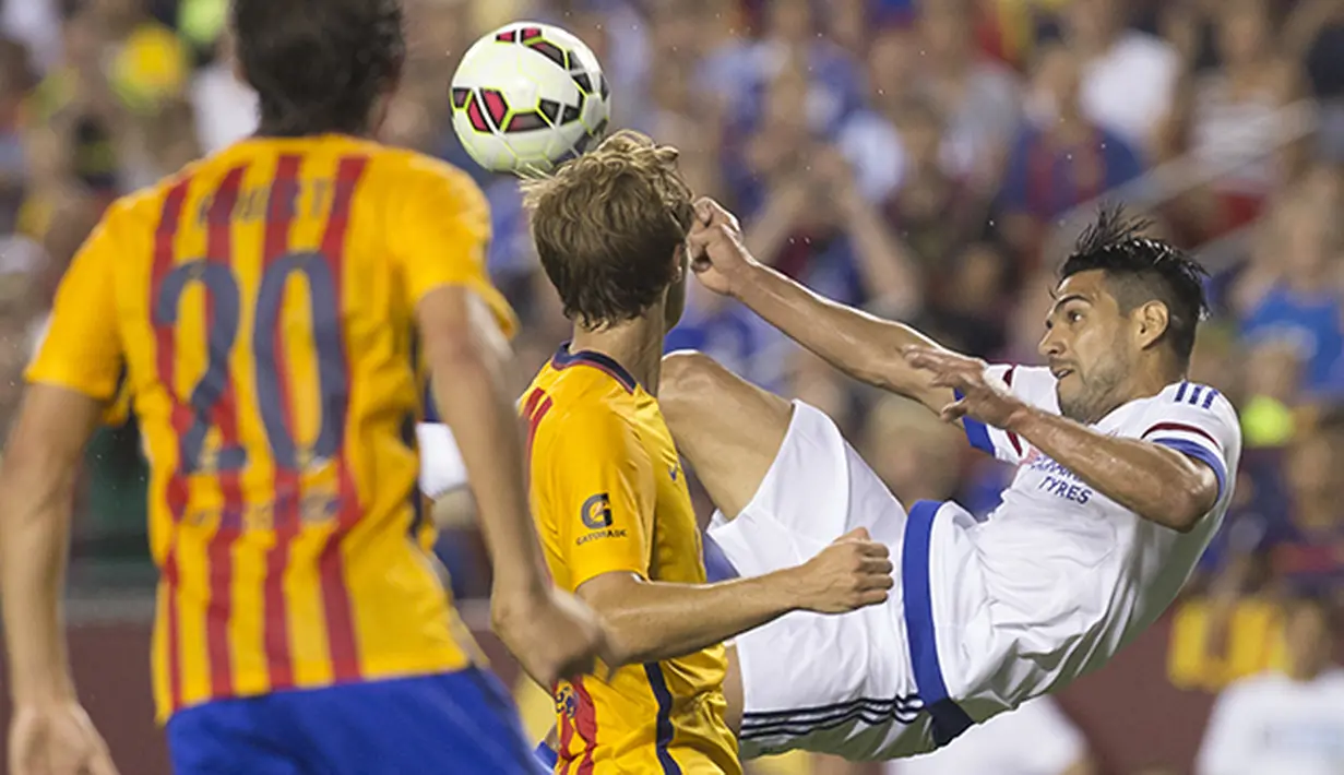 Pemain Chelsea Falcao mencoba mencetak gol ke gawang Barcelona dengan melakukan bicycle kick pada Laga International Champions Cup di FedEx Field, AS, Rabu (29/7/2015) pagi WIB. (EPA/Michael Reynolds)