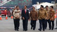 Presiden Jokowi (dua kiri) saat meninjau pelepasan ekspor perdana Mitsubishi Xpander di Cilincing, Jakarta, Rabu (25/4). CEO MMC Osamu Masuko turut mendampingi Jokowi dalam peninjauan kali ini. (Liputan6.com/Angga Yuniar)