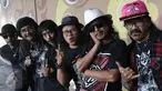 Grup musik Orkes Melayu Pengantar Minum Racun (OM PMR) berpose saat peluncuran single terbarunya yang berjudul "Too Long To Be Alone" di Jakarta, Rabu (15/3). (Liputan6.com/Herman Zaharia)