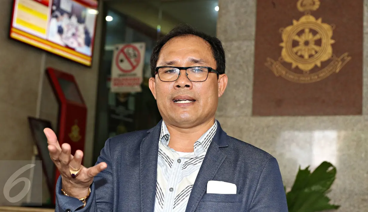 Pengacara mucikari artis O dan F, Osner Johnson Sianipar, memberikan keterangan di Mabes Polri, Jakarta, Selasa (5/1/2016). Osner menyebut Nikita Mirzani yang menentukan hotel untuk berkencan. (Liputan6.com/Immanuel Antonius)