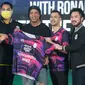 Ronaldinho (tengah) berfoto sambil memegang Jersey Rans Nusantara FC bersama Raffi Ahmad (kanan kedua), Rudy Salim (kanan), Dito Ariotedjo (kiri kedua), dan Roofi Ardian saat Grand Launching Jersey Rans Nusantara FC bersama Ronaldinho di Menara Mandiri Level 9, Sudirman, Jakarta, Jumat (24/06/2022). (Bola.com/Bagaskara Lazuardi)