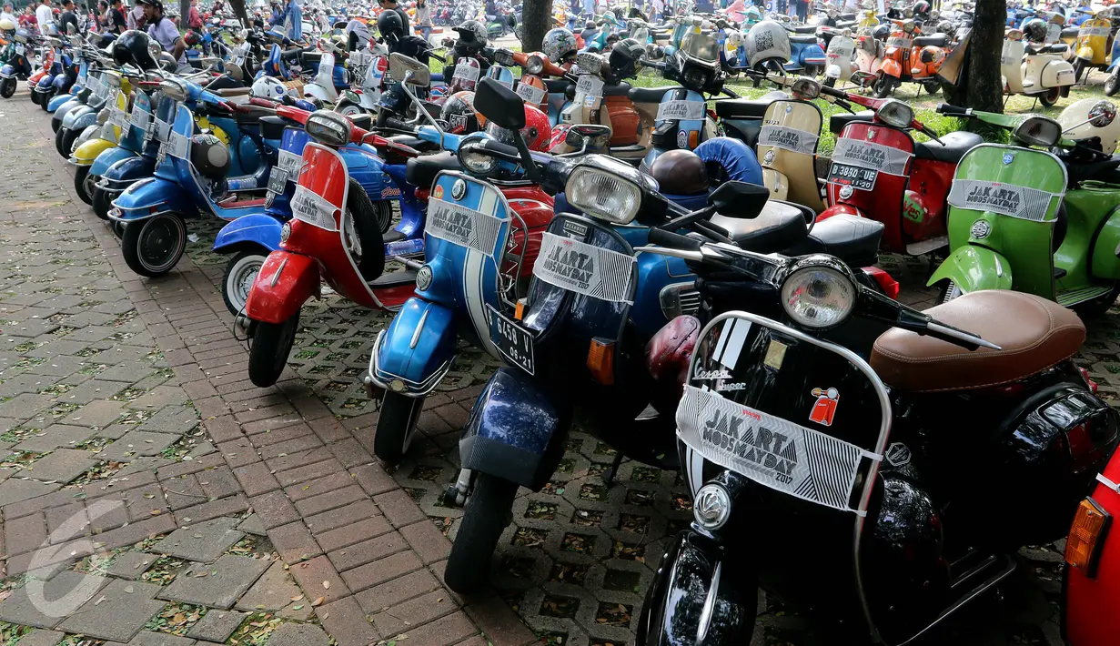 Sejumlah vespa terparkir saat berlangsungnya Jakarta Mods Mayday 2017, Jakarta, Sabtu (13/5). Jakarta Mods Mayday 2017 merupakan ajang berkumpulnya penggemar skuter Vespa. (Liputan6.com/Johan Tallo)