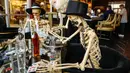 Tengkorak-tengkorak yang sedang bermain poker dipajang di sebuah bar dalam acara Highwood Skeleton Invasion yang digelar di Highwood, Illinois, Amerika Serikat pada 22 Oktober 2020. Ratusan tengkorak dipajang di Highwood dalam acara bertajuk Skeleton Invasion (Invasi Tengkorak). (Xinhua/Joel Lerner)