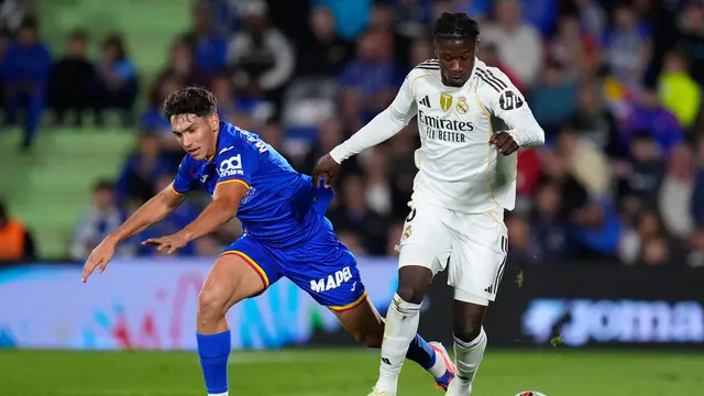 Pemain Getafe, Mario Martin (kiri), dan pemain Real Madrid, Eduardo Camavinga