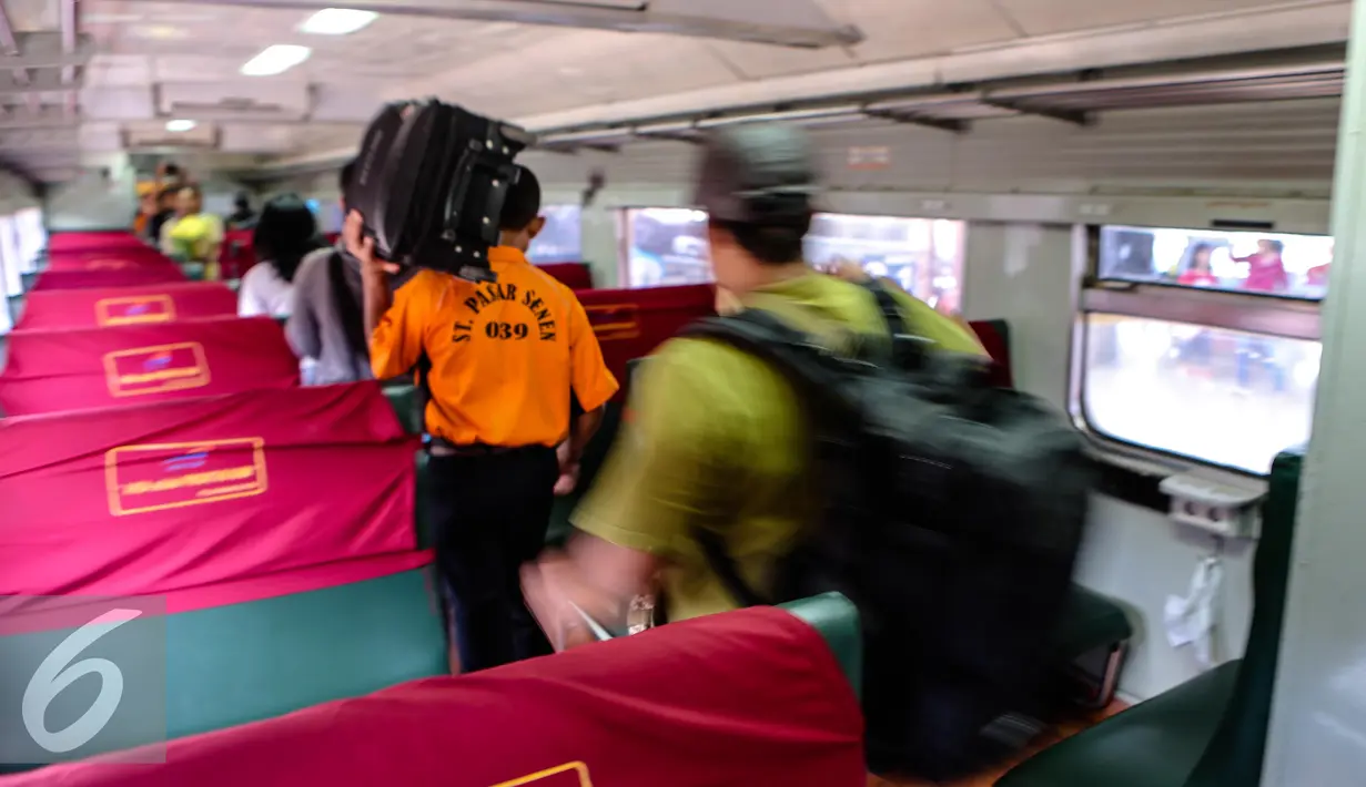 Para pemudik memasuki kereta api di Stasiun Senen Jakarta, Kamis (16/7/2015). Memasuki H-1 Lebaran, Stasiun Pasar Senen memberangkatkan sebanyak 8.443 pemudik. (Liputan6.com/Faizal Fanani)