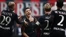 Pemain AC Milan,  Giacomo Lapadula (tengah) merayakan golnya ke gawang Crotone pada lanjutan Serie A di San Siro Stadium, Milan, (04/12/2016).  (AFP/Marco Bertorello)