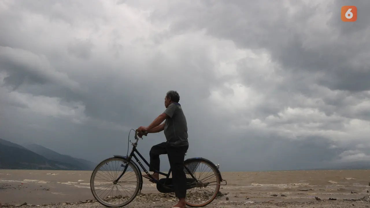 awan gelap di langit Palu