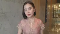 Potret Prilly Latuconsina Tampil Cantik Kondangan Bareng Omara Esteghlal