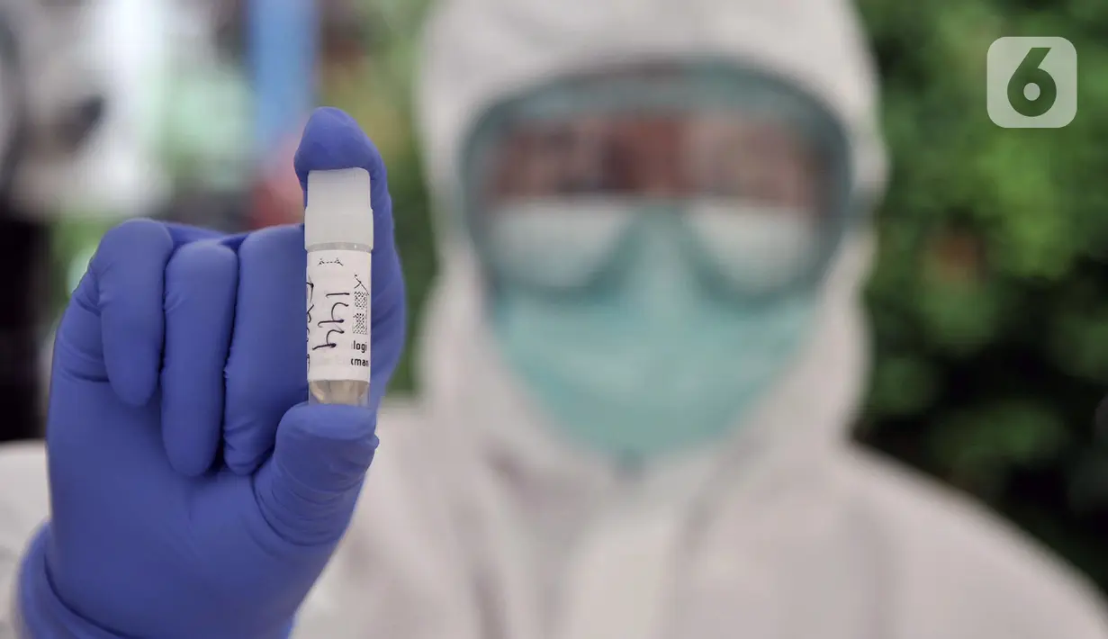 Petugas medis menunjukkan salah satu tabung penyimpan tes swab COVID-19 di Kantor Kecamatan Kramat Jati, Jakarta, Selasa (16/6/2020). Puskesmas Kecamatan Kramat Jati menggelar tes swab bagi seluruh pegawai instansi pemerintahan untuk memutus rantai penyebaran COVID-19. (merdeka.com/Iqbal Nugroho)