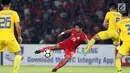 Penyerang Persija, Bambang Pamungkas (tengah) berusah mengecoh kawalan pemain Song Lam Nghe An pada laga grup H Piala AFC di Stadion GBK Jakarta, Rabu (14/3). Persija unggul 1-0 atas Song Lam Nghe An. (Liputan6.com/Helmi Fithriansyah)