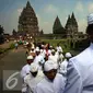 Umat hindu mengikuti upacara Tawur Agung Kesanga mengelilingi Candi parmbanan, Yogyakarta, Selasa (8/3/2016). Upacara di gelar untuk menyambut perayaan Nyepi tahun baru Saka 1938. (Liputan6.com/Boy Harjanto)